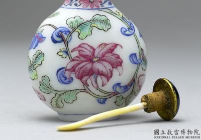 图片[2]-Glass-body painted enamel snuff bottle with a winding branch-and-blossom design, Qing dynasty, Qianlong reign (1736-1795)-China Archive